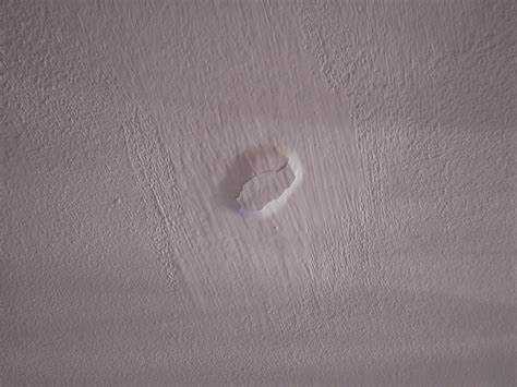 Треснула штукатурка под обоями что делать