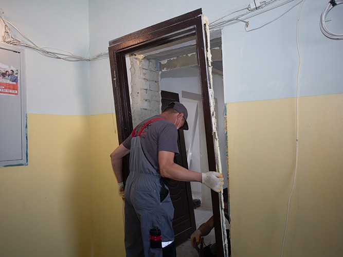 Какие анкера выбрать для крепления дверной коробки в нестандартных условиях