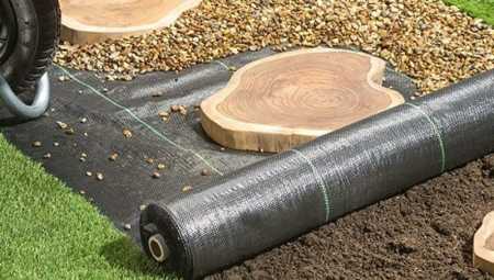 Применение плотной строительной плёнки для защиты от прорастания сорняков