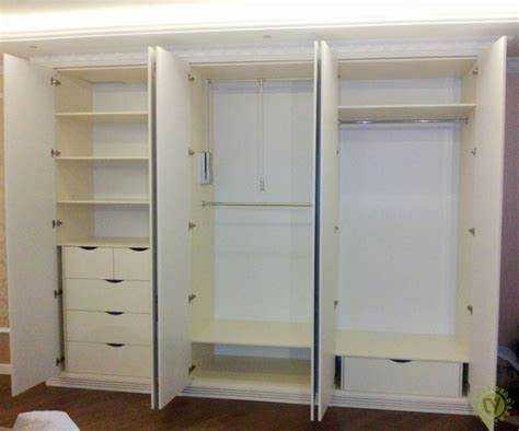 undefinedМДФ</strong> – наиболее популярный выбор благодаря высокой плотности и стабильности формы. Панели легко поддаются фрезеровке, что делает их подходящими для декоративных фасадов. Для защиты поверхности применяют плёнки ПВХ, эмаль или шпон, что повышает износостойкость и позволяет имитировать текстуру натурального дерева.»></p>
<p><strong>ЛДСП</strong> используется в бюджетных решениях. Несмотря на невысокую влагостойкость, плиты достаточно прочны при правильной эксплуатации. Толщина стандартных фасадов – 16–18 мм. Края обязательно оклеиваются кромкой ПВХ не менее 2 мм для защиты от сколов и влаги.</p>
<p><img decoding=