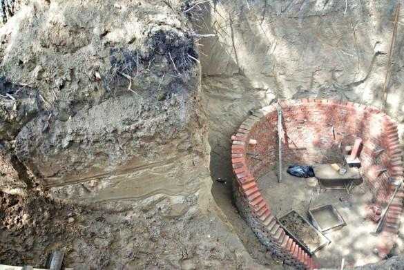 undefinedМатериалы</strong> для стен погреба должны быть выбраны с учетом термоизоляции и прочности. Кирпичи для кладки можно выбрать как полнотелые, так и поризованные – они обеспечат хорошую тепло- и звукоизоляцию. Также не забывайте о качественной гидроизоляции – это защитит погреб от сырости. Для гидроизоляции подойдет битумная мастика или рулонные материалы.»></p>
<p><strong>Этапы кладки</strong> включают правильное выравнивание каждого ряда кирпичей. Не забывайте о проверке вертикальности и горизонтальности кладки с помощью уровня и строительного шнура. Стыки между кирпичами нужно заполнять прочным раствором, чтобы избежать появления трещин и утечек воды.</p>
<h2>Выбор подходящего места для строительства погреба</h2>
<p><img decoding=