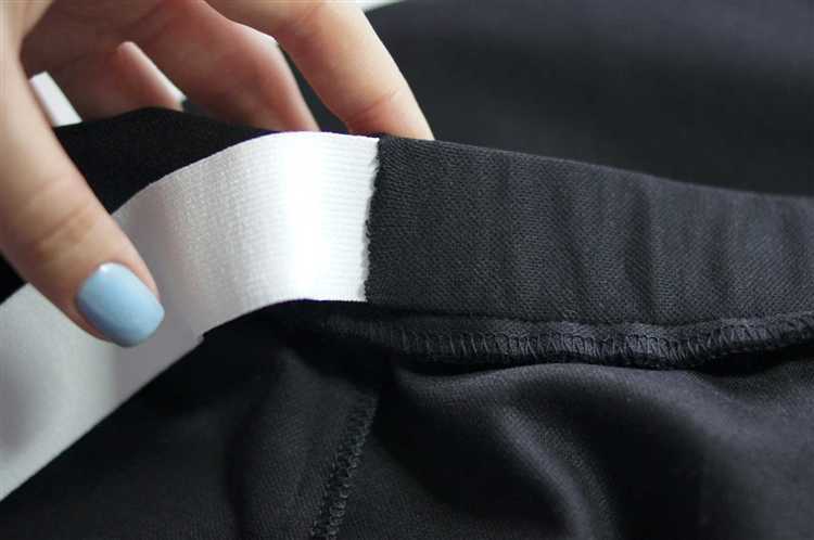 Как применить шпажку или вязальный крючок для продвижения резинки