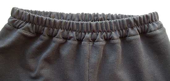 Использование булавки для протягивания резинки