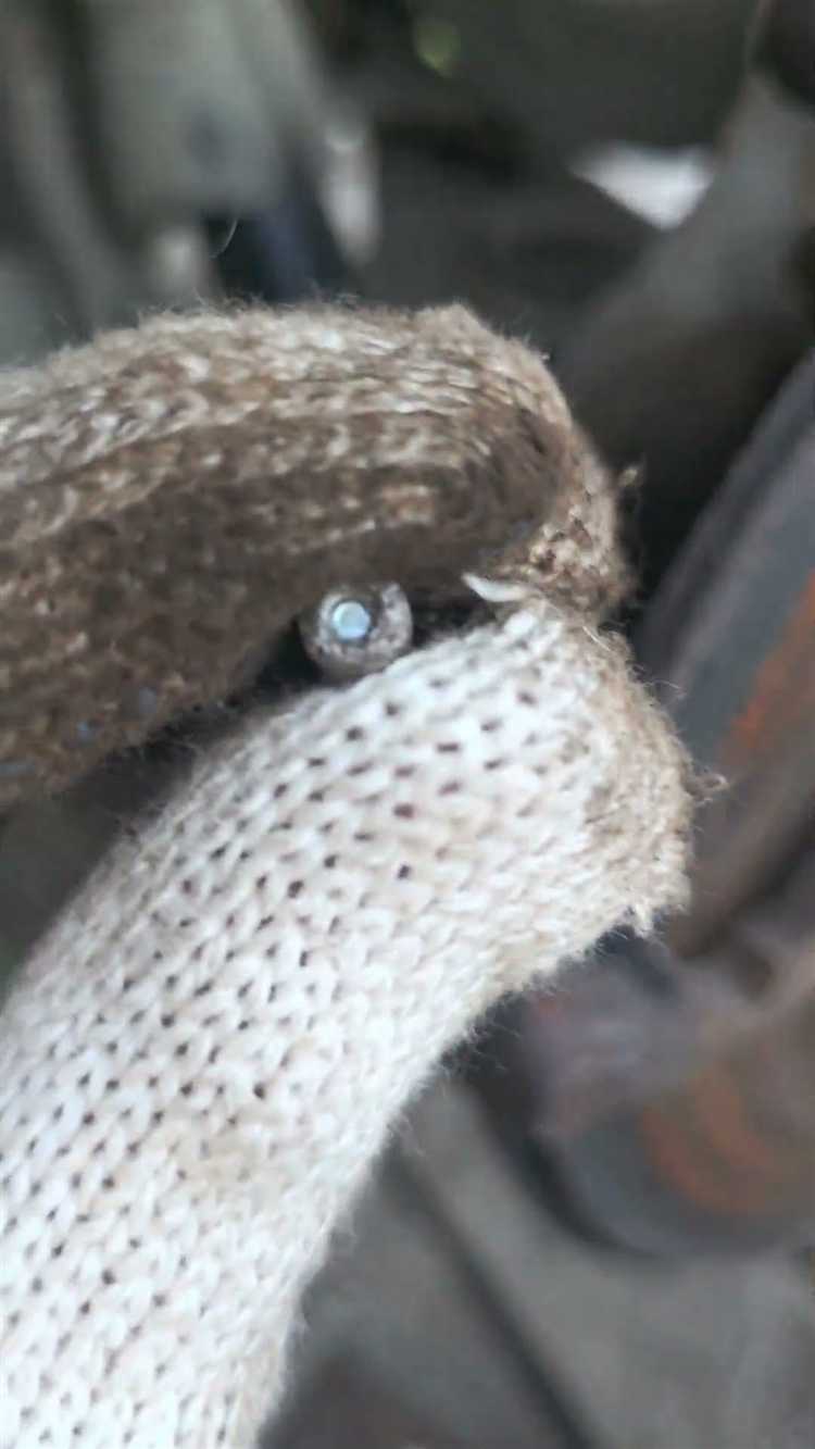 Как достать резинку из штанов если второй конец потерялся Как достать резинку из штанов если второй конец потерялся