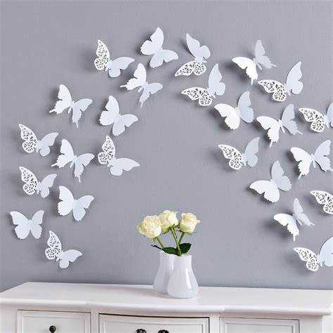 Использование бабочек для зонирования пространства на стене