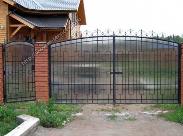 Крепление деревянной калитки к столбу: инструменты и порядок действий