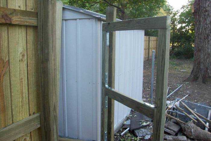 Монтаж замка и фиксаторов: нюансы на деревянной калитке