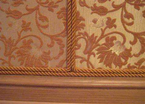 Как оформить стык разных обоев на одной стене