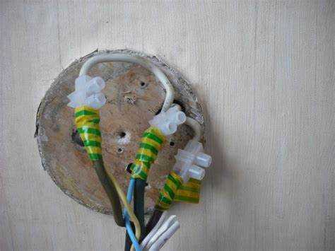 Как определить схему подключения проводов в старой розетке