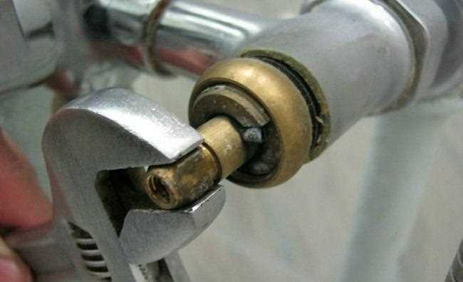 Как установить новую кран-буксу и собрать кран