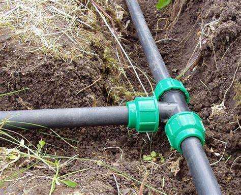 Подготовка поверхности и инструментов для монтажа труб разных материалов