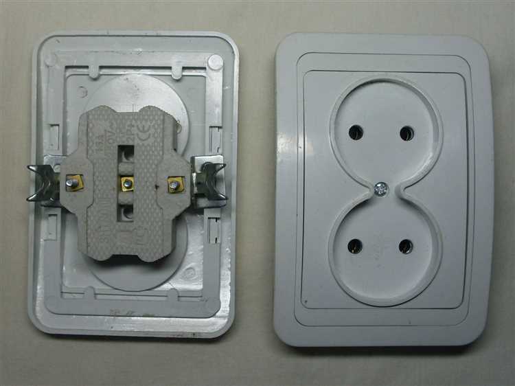 Как закрепить розетку с четырьмя гнездами в стене