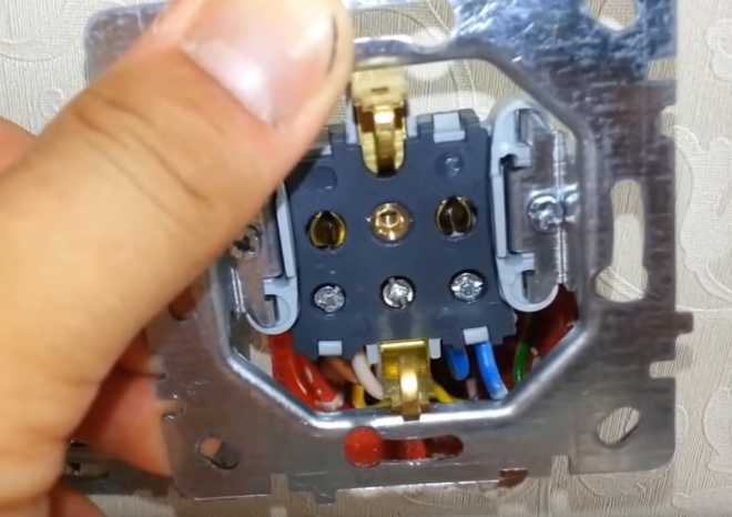 Как установить розетку с подсветкой на стену или в коробку