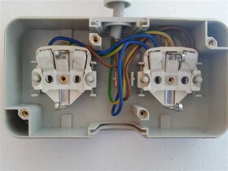 Подготовка кабеля и зачистка проводов перед монтажом