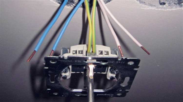 Фиксация проводов в клеммах розетки с соблюдением полярности