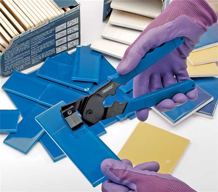 Как нанести ровную линию реза на поверхности плитки