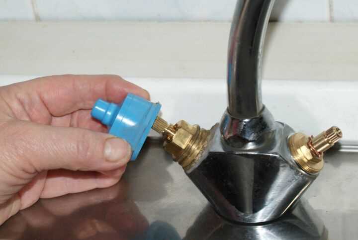 Проверка работы смесителя после замены и устранение протечек