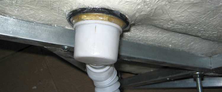 Пошаговый демонтаж старого сливного узла без повреждения поддона