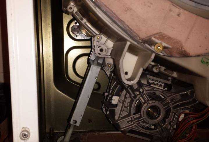 Когда шум во время стирки указывает на износ амортизаторов