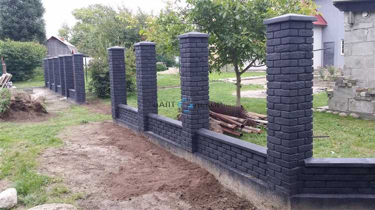 Как подготовить основание и залить фундамент под кирпичные столбы