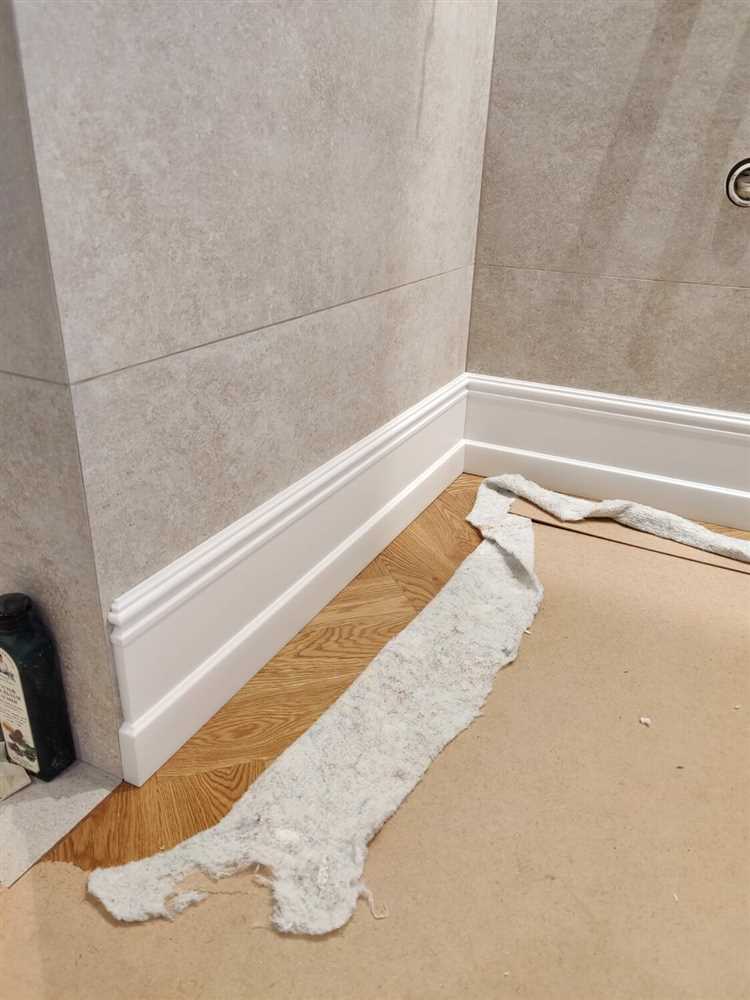 При наличии выступающих или углублённых элементов стен стандартный расчёт по периметру помещения становится неточным. Чтобы учесть такие особенности, измеряйте каждую дополнительную грань отдельно. Например, если в комнате имеется ниша глубиной 30 см и шириной 1,2 м, к основному периметру нужно добавить 2,4 м: две боковые стенки по 0,3 м и заднюю стенку 1,2 м.