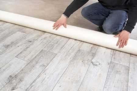 Методы заведения линолеума под холодильник без его подъёма