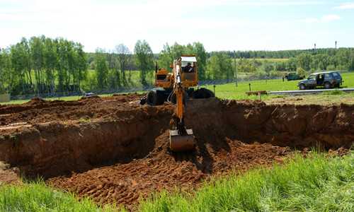 Особое внимание стоит уделить undefinedтеплоизоляции</strong> вентиляционных труб, чтобы избежать конденсации влаги на стенках труб. Это особенно актуально в подвалах с высокой влажностью. Кроме того, не стоит забывать о фильтрах, которые обеспечат очистку воздуха от пыли и загрязняющих веществ.»></p>
<p><strong>Отопление подвала</strong> важно для предотвращения замерзания труб и создания комфортной температуры, особенно если подвал используется для хранения продуктов или других материалов. Один из самых эффективных вариантов – это установка <em>теплых полов</em>. Система может быть водяной или электрической, в зависимости от потребностей. Для подвалов часто применяют водяные теплые полы, подключенные к общей системе отопления дома.</p>
<p>Если подвал используется как жилое пространство, рекомендуется использовать <strong>радиаторное отопление</strong>. Важно правильно рассчитать мощность радиаторов в зависимости от площади подвала. Обычно для каждого квадратного метра площади требуется около 100 Вт мощности. Для хорошего обогрева подвала важно, чтобы радиаторы располагались в местах с минимальными теплопотерями, например, у внешних стен.</p>
<p>При проектировании системы отопления в подвале также стоит учесть <strong>потребление энергии</strong> и доступность коммуникаций. В некоторых случаях целесообразно использовать <em>котлы на твердом топливе</em> или электрические конвекторы для дополнительного обогрева.</p>
<p>Для обеспечения безопасности необходимо следить за тем, чтобы системы вентиляции и отопления не пересекались, чтобы избежать перекрестных потоков воздуха и создания нежелательных условий для конденсации. Кроме того, важно устанавливать автоматические системы контроля температуры и влажности, чтобы минимизировать риск затоплений и гниения.</p>
<h2>Правильная отделка и использование подвала в будущем</h2>
<p><img decoding=