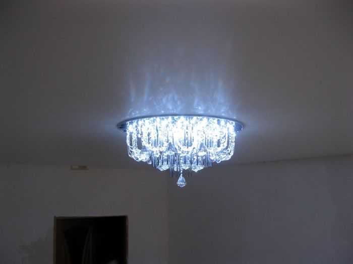 Как правильно выполнить отверстие в натяжном потолке для крюка или платформы