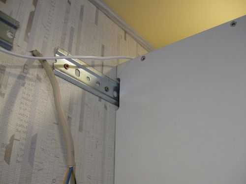 Как повесить навесной шкаф на стену без видимых креплений