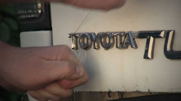 Уход за приклеенной эмблемой для продления срока службы