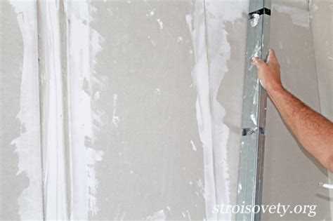 Как прикладывать и выравнивать лист гипсокартона на стене