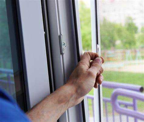 Как нанести скотч на раму окна для надёжной фиксации