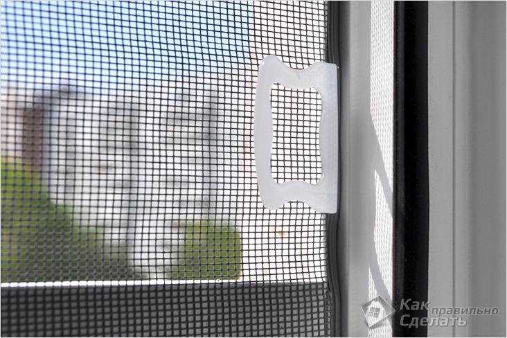 Как отрезать москитную сетку по размеру окна