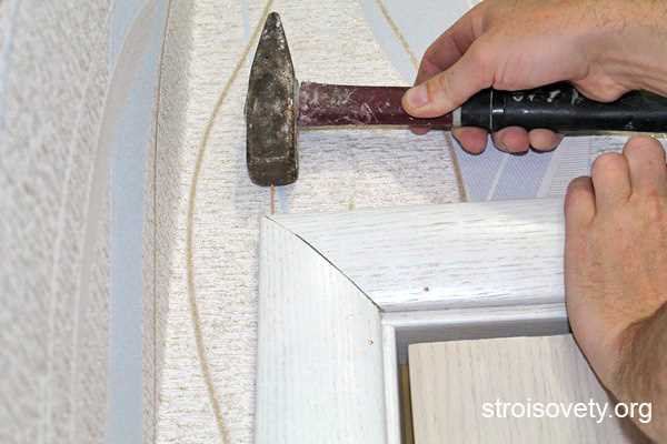 Выбор клея для крепления наличника на деревянную дверь