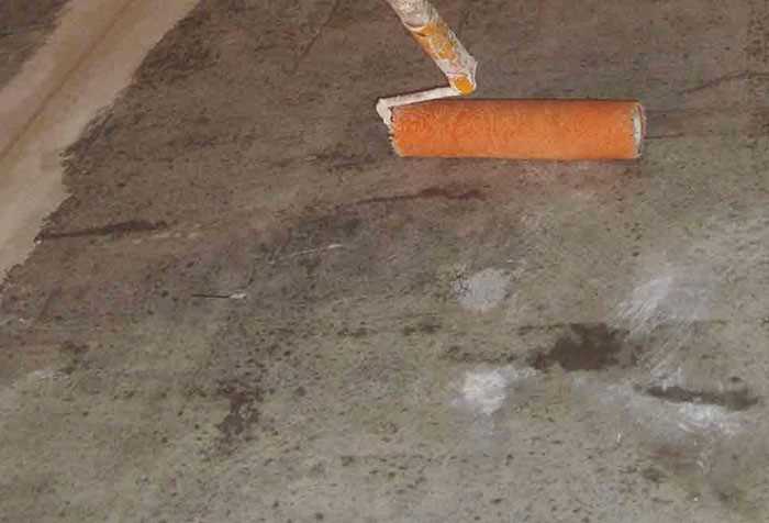 Нужно ли грунтовать окрашенные стены перед поклейкой обоев