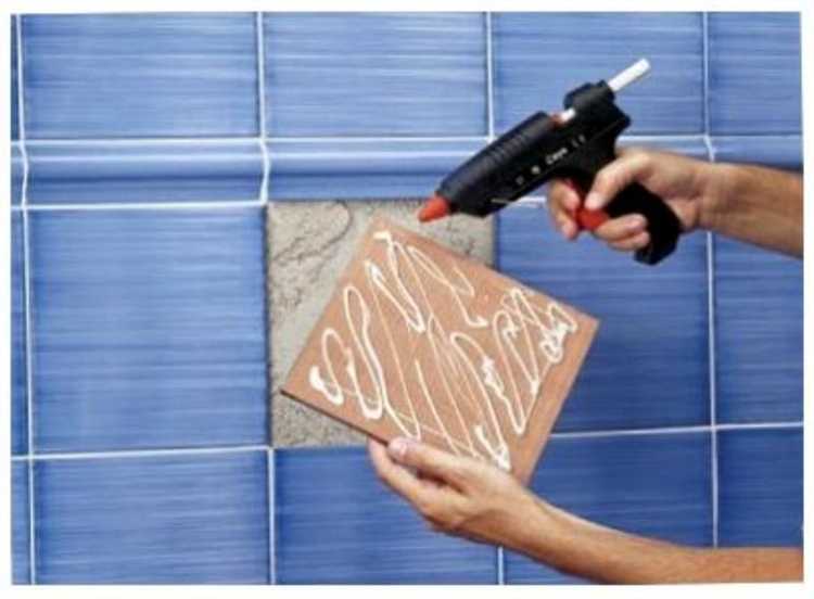 Как укладывать плитку на обои, чтобы избежать отслоения