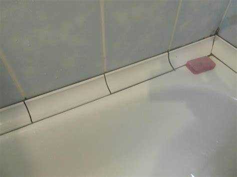 Как приклеить уголок в ванной между стеной и ванной Как приклеить уголок в ванной между стеной и ванной