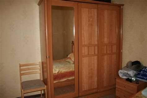 Правильное позиционирование зеркала на панели без перекосов