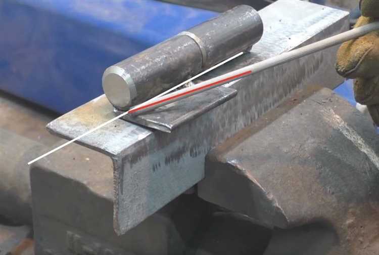 Разметка точек крепления петель