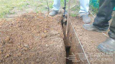 Как прокопать узкую траншею под кабель вручную