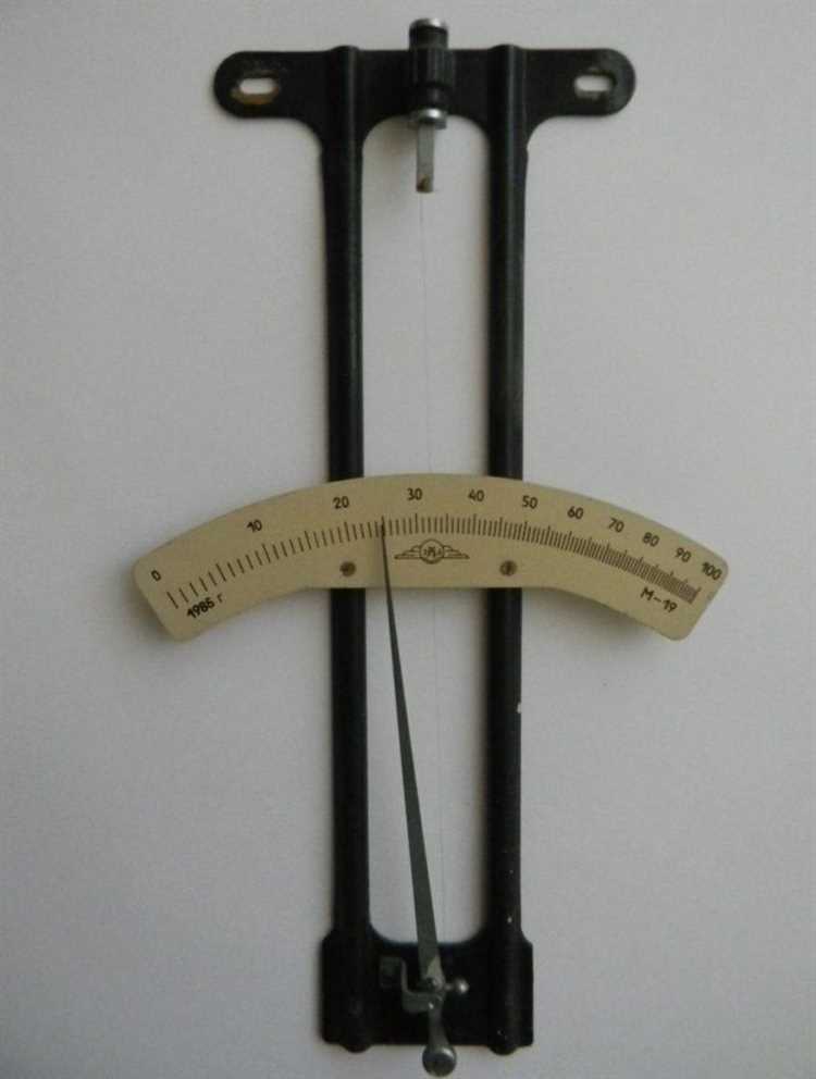 Один из самых надёжных методов – undefinedтест с соляным раствором</strong>. Для его проведения потребуется герметичный контейнер, крышка, кухонная соль и вода. В небольшую чашку насыпается соль и добавляется немного воды до образования густой кашицы. Контейнер плотно закрывается вместе с гигрометром внутри. Через 6–8 часов влажность в замкнутом объёме стабилизируется на уровне <strong>75 %</strong>, и показания прибора можно сравнить с этим эталоном.»></p>
<p>Если гигрометр показывает существенное отклонение, его можно откалибровать (если предусмотрена такая функция) или учитывать постоянную погрешность при интерпретации данных. Некоторые модели имеют винт регулировки на задней панели – его вращают до совпадения стрелки с эталонным значением. В противном случае стоит записать разницу и использовать её как поправочный коэффициент.</p>
<p>Также допустимо использовать <em>влажные полотенца</em> и герметичные пакеты для создания условий с высокой влажностью, но такие методы менее стабильны по сравнению с соляным раствором. Температура воздуха в месте эксперимента должна оставаться неизменной, так как она влияет на скорость испарения и насыщение воздуха влагой.</p>
<h2>Как определить необходимость калибровки гигрометра</h2>
<p><img decoding=