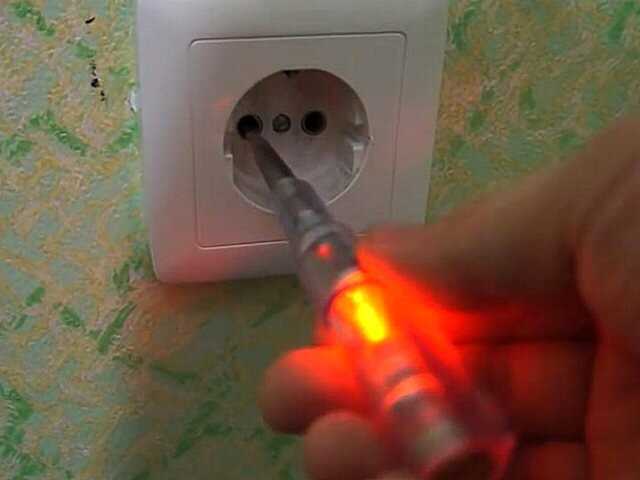 Визуальный осмотр розетки на повреждения и перегрев