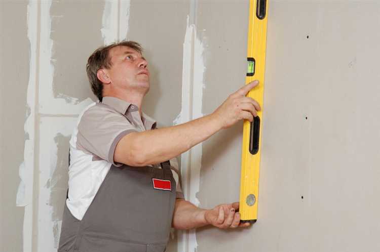 Проверка отклонений стен с помощью отвеса из подручных средств