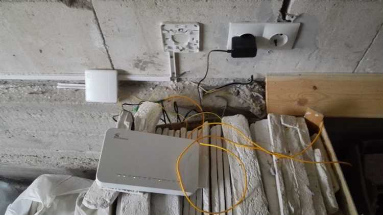 Установка оптической розетки и укладка кабеля внутри помещения