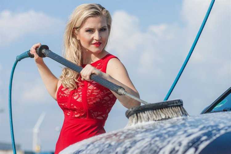 Техника нанесения автошампуня из пульверизатора на кузов