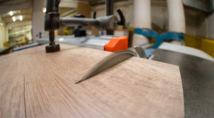 Техника реза: как вести пилу, чтобы не повредить кромку