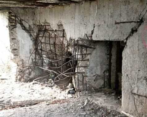 Применение отбойного молотка для разрушения плиты