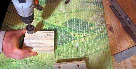 Разметка отверстий при соединении деталей под прямым углом