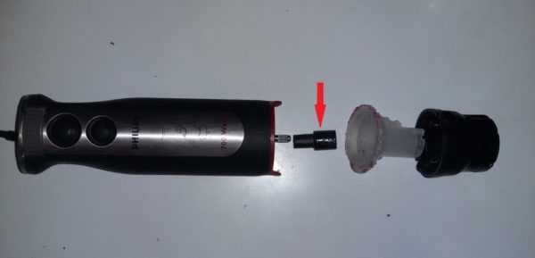 undefinedОтвертка с плоским шлицем</strong> – необходима для снятия декоративных крышек и отсоединения защелок. Выбирайте тонкое жало шириной 3–5 мм, чтобы не повредить пластик.»></p>
<p><strong>Крестовая отвертка (PH1 или PH2)</strong> – используется для выкручивания основных винтов на основании чаши. Уточните тип винтов заранее, чтобы не сорвать шлицы.</p>
<p><strong>Пинцет или тонкие плоскогубцы</strong> – пригодятся для извлечения мелких элементов, таких как уплотнительные кольца или пружины. Лучше использовать инструмент с длинными губками.</p>
<p><strong>Шестигранник</strong> – может понадобиться, если крепления выполнены под внутренний шестигранник. Чаще всего используется размер 3 или 4 мм.</p>
<p><strong>Силиконовая лопатка или медиатор</strong> – безопасный способ поддеть пластиковые детали без риска трещин. Идеально подходит для разъединения корпуса чаши.</p>
<p><strong>Салфетка из микрофибры</strong> – нужна для фиксации чаши при разборке и предотвращения скольжения. Также помогает избежать царапин на поверхности.</p>
<p><strong>Фен (строительный или бытовой)</strong> – применяется для прогрева резьбовых соединений, если пластик заклинило. Температура не должна превышать 60°C, чтобы избежать деформации.</p>
<h2>Как снять ножевой блок без риска поломки</h2>
<p><img decoding=