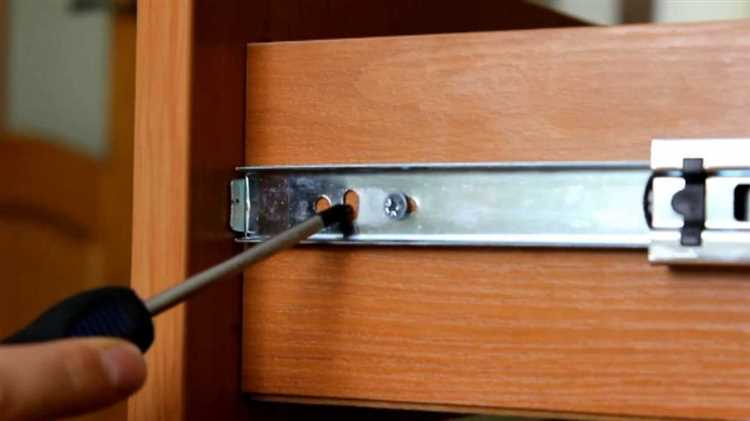 Как разобрать шариковую направляющую для ящика Как разобрать шариковую направляющую для ящика